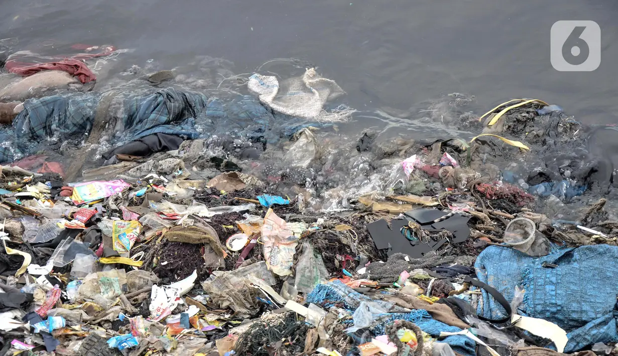 Sampah mencemari kawasan pesisir Cilincing, Jakarta Utara, Rabu (8/6/2022). Menurut data Kementerian Lingkungan Hidup dan Kehutanan (KLHK) pada tahun 2020, wilayah lautan Indonesia sudah tercemar oleh sekitar 1.772,7 gram sampah per meter persegi. (merdeka.com/Iqbal S. Nugroho)