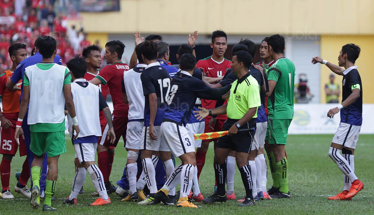 Para pemain timnas Indonesia terlibat pertikaian dengan pemain Kamboja di Stadion Shah Alam, Selangor, Kamis, (24/8/2017). Indonesia menang 2-0 atas Kamboja. (Bola.com/Vitalis Yogi Trisna)