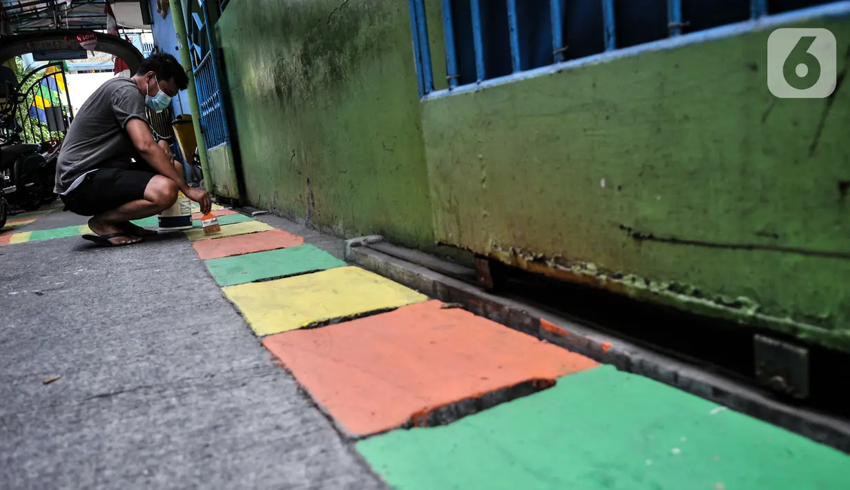 Warga menyelesaikan pengecatan jalan di Gang A, RT 10/11, Pademangan Timur, Jakarta, Rabu (5/8/2020). Dalam rangka menyambut HUT ke-75 RI, gang tersebut bersolek dengan mewarnai jalan hingga memasang bendera Merah Putih serta beragam atribut kemerdekaan. (merdeka.com/Iqbal S. Nugroho)