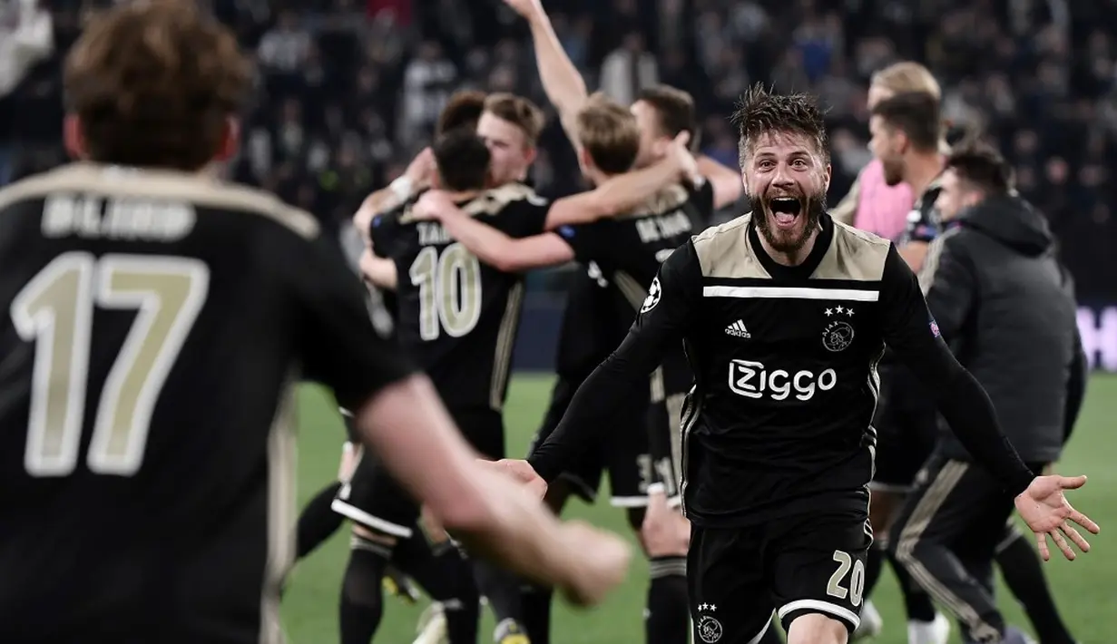 Perayaan kemenangan yang dilakukan pemain Ajax usai memastikan diri lolos ke semifinal pada leg kedua laga perempat final Liga Champions yang berlangsung di Stadon Allianz, Turin, Rabu (17/4). Juventus kalah 1-2 Kontra Ajax. (AFP/Filippo Monteforte)