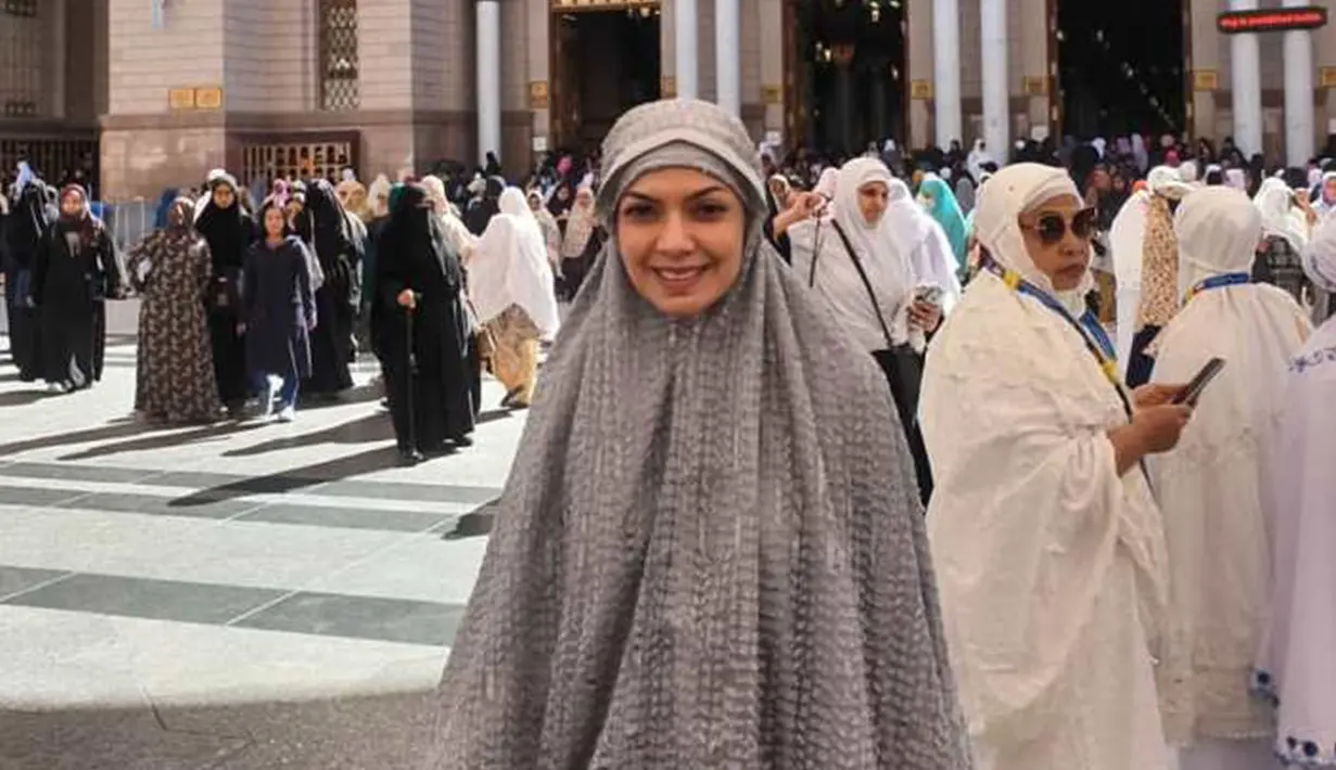 Presenter Mata Najwa ini terlihat curi perhatian ketika mengenakan mukena. Umrah menjadi salah satu cara bagi Nana merefleksikan diri agar menjadi pribadi yang lebih baik. Anggunnya Nana ini banjir pujian dari netizen. (Liputan6.com/IG/najwashihab)