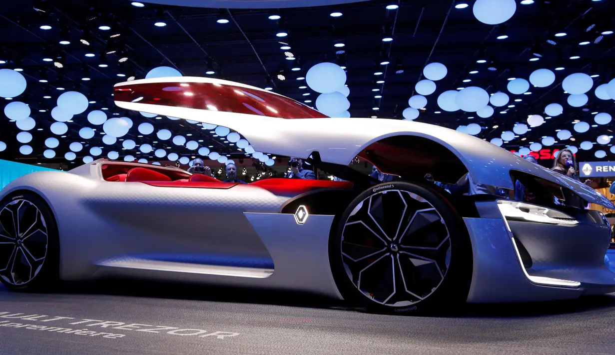 Renault Trezor disebut sebagai mobil listrik masa depan, karena mobil ini di desain tanpa mengenakan pintu, dan mampu terbuka pada atapnya, Paris, Perancis, Jumat (30/9). (REUTERS/Jacky Naegelen)