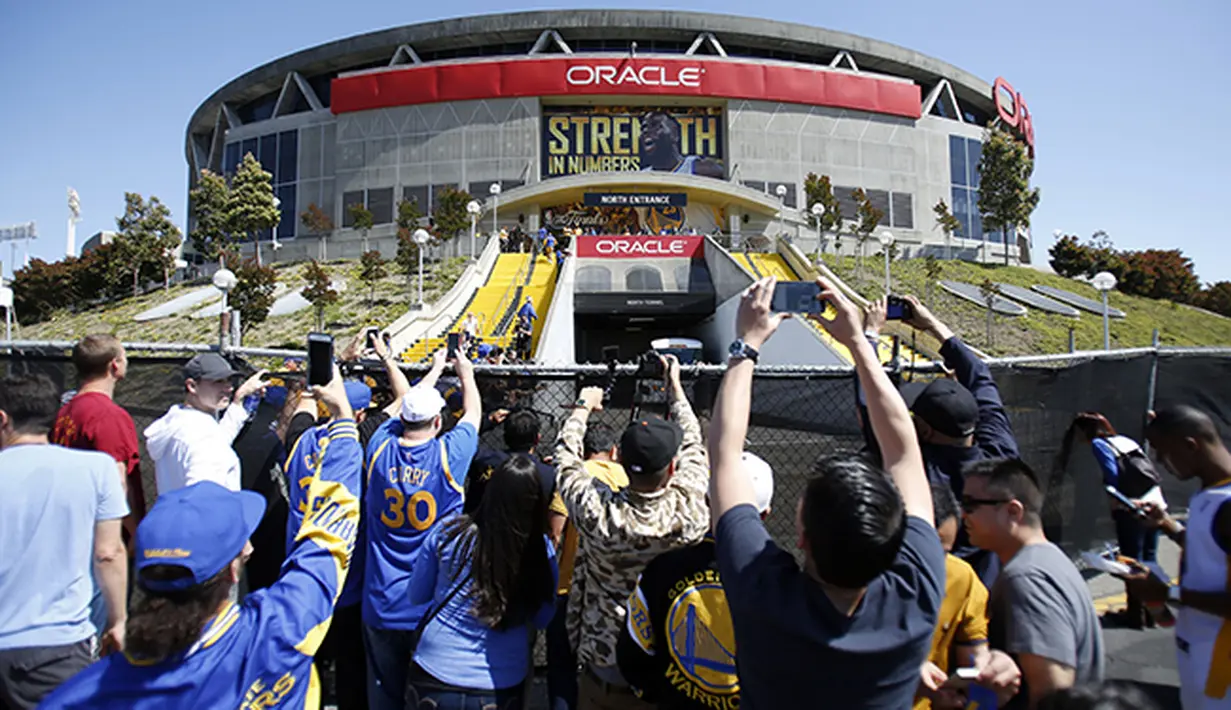 Para suporter mencoba mengambil gambar dari luar Oracle Arena sebelum dimulainya laga final NBA antara Cleveland Cavaliers vs Golden State Warriors. (USA Today/Kelle L Cox)