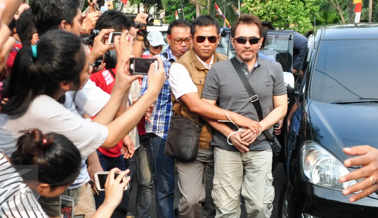Sejumlah pewarta langsung mengambil gambar Gatot Brajamusti alias Aa Gatot saat tiba di rumahnya di kawasan Pondok Pinang, Jakarta, Kamis (1/9). (Liputan6.com/Yoppy Renato)