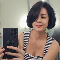 Lulu memilih memotong rambut hitamnya menjadi pendek model bob di bawah kuping. [@lutob]