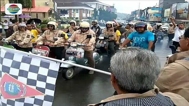 Tebarkan pesan damai untuk persatuan Indonesia, pengurus PP Muhammadiyah keliling Kota Ambon dengan vespa dengan menyinggahi sejumlah kelompok umat agama.