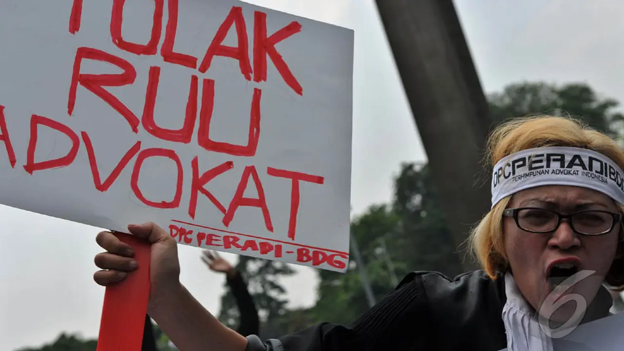 Gaya Unik Ribuan Advokat Saat Aksi di Bundaran HI