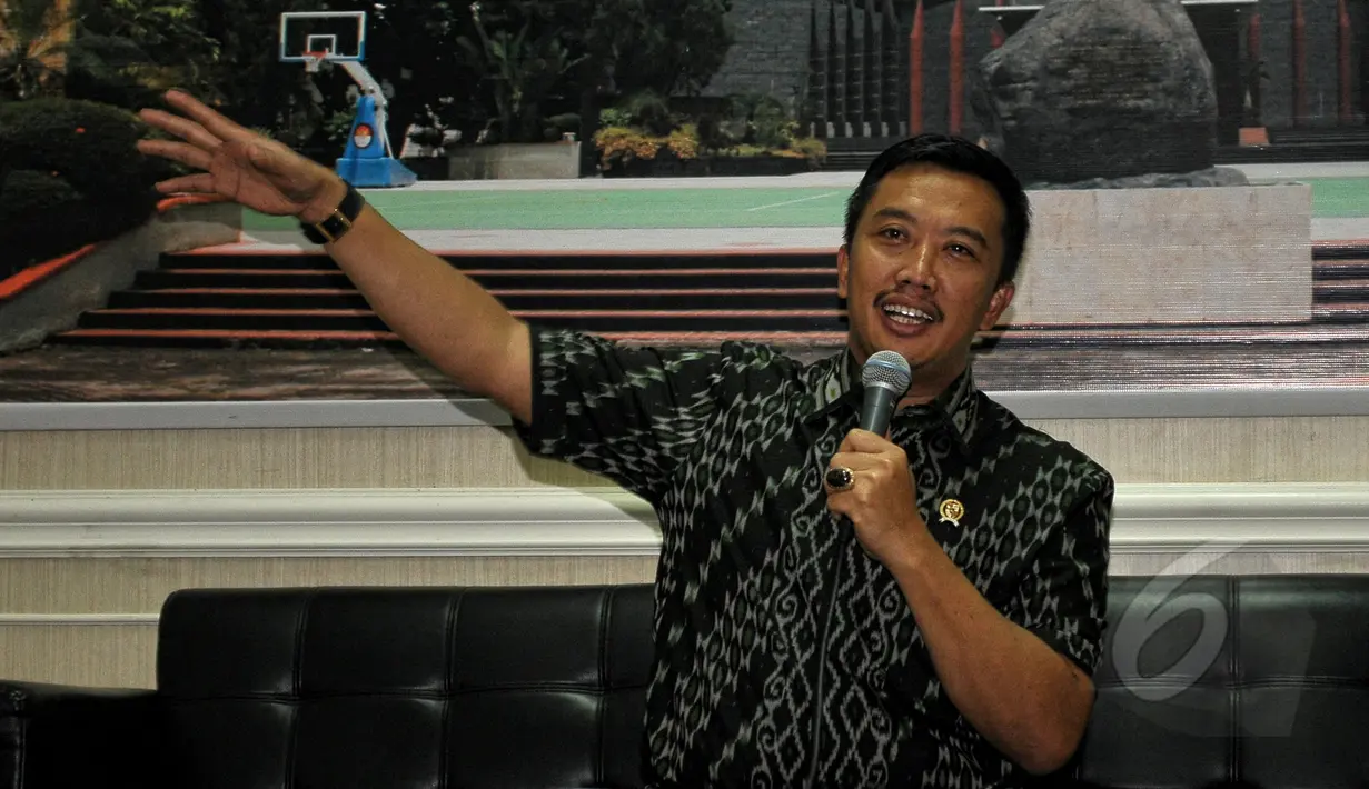 Menteri Pemuda dan Olahraga (Menpora) Imam Nahrawi saat konferensi pers terkait pembentukan tim transisi PSSI, Jakarta, Jumat (8/5/2015). Menpora mengumumkan sejumlah nama yang menjadi Tim Transisi. (Liputan6.com/Yoppy Renato)