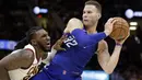 Aksi pemain Clippers, Blake Griffin kawalan pemain Cavaliers, Jae Crowder pada laga NBA basketball game di Quicken Loans Arena, Cleveland, (18/11/2017), Cavs menang 118-113. (AP/Tony Dejak)