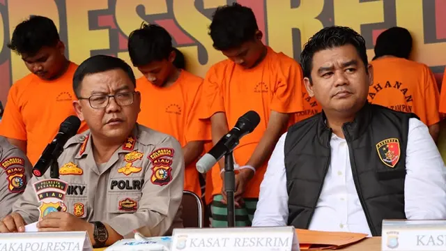 Konferensi pers penangkapan kelompok remaja yang melakukan begal dan menebar teror di jalanan Pekanbaru dengan membawa celurit.