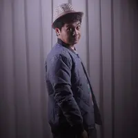 Improvisasi pun dibutuhkan saat mempresentasikan sebuah cerita. Menurut Raditya Dika harus disyukuri jika sudah dapat berimprovisasi, artinya kita sudah nyaman dengan panggung. (Andy Masela/Bintang.com)