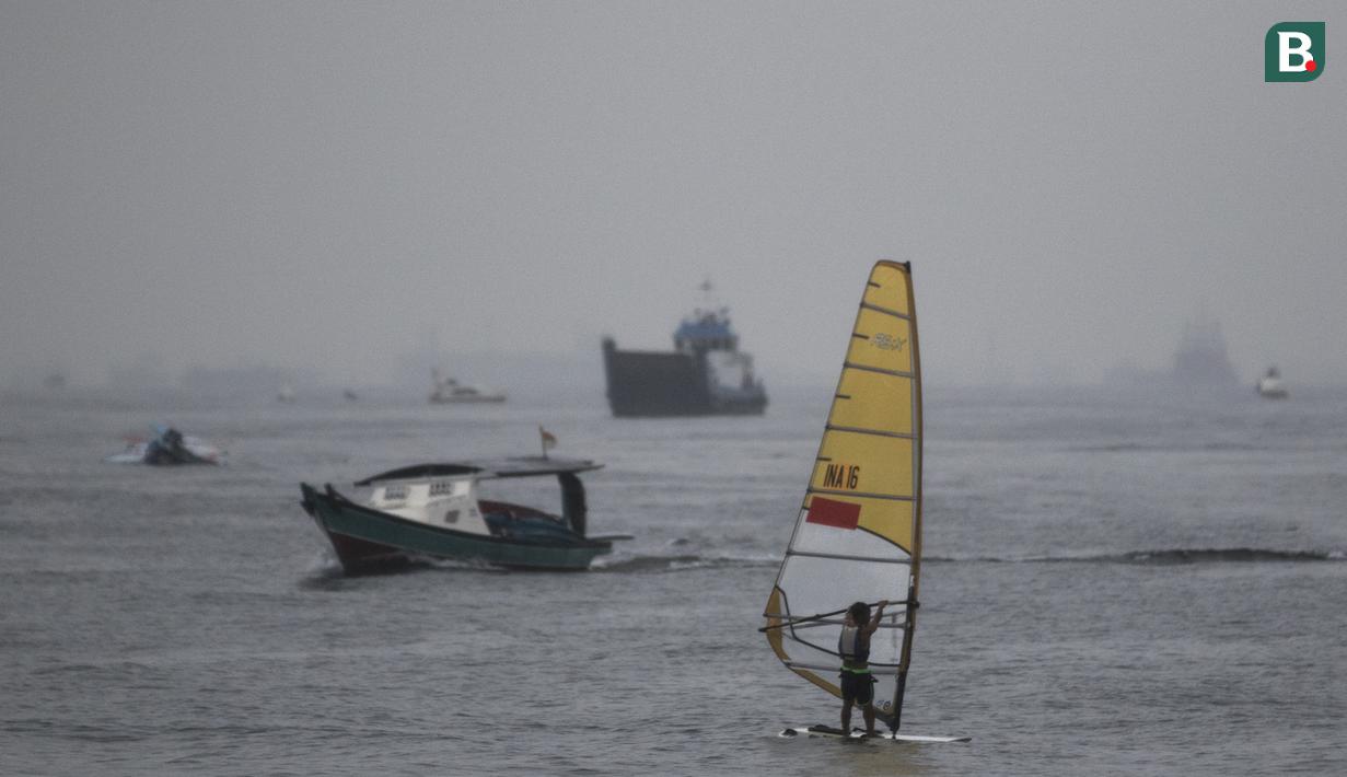 Pelayar asal Indonesia mengatur arah saat mengikuti Asian Sailing Championship di Laut Jakarta, Senin (25/6/2018). Turnamen ini merupakan uji kesiapan jelang Asian Games XVIII. (Bola.com/Vitalis Yogi Trisna)