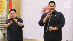 Menteri Pemuda dan Olahraga, Dito Ariotedjo bersama Ketua Umum PSSI, Erick Thohir (kiri) memberikan keterangan pers usai melakukan pertemuan di Kementerian Pemuda dan Olahraga (Kemenpora), Jakarta, Jumat (7/7/2023). (Liputan6.com/Herman Zakharia)