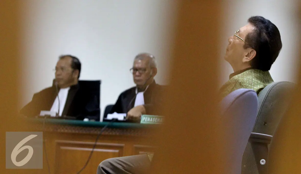 Ekspresi Willy Sebastian Liem saat mendengarkan vonis di Pengadilan Tipikor, Jakarta, Rabu (29/7/2015). Willy divonis 3 tahun penjara dan denda Rp 50 juta subsider 3 bulan kurungan karena terbukti menyuap Suroso Atmomartoyo. (Liputan6.com/Helmi Afandi) 