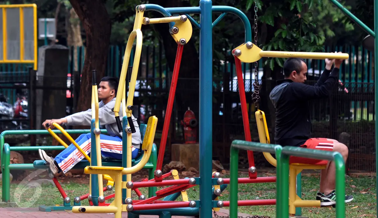 Sejumlah warga memanfaatkan fasilitas fitnes di komplek area parkir Stadion Gelora Bung Karno (GBK), Jakarta, Selasa (23/6/2015). Aktivitas ini biasa dijadikan pilihan warga saat menunggu waktu berbuka puasa (ngabuburit). (Liputan6.com/Johan Tallo)