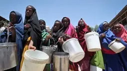 Warga mengantre untuk mendapatkan air, Mogadishu, Somalia, Senin (27/2). Kekeringan ini, selain berakibat pada kurangnya makanan juga menyebabkan banyak kasus dehidrasi.. (AP Photo/Farah Abdi Warsameh)
