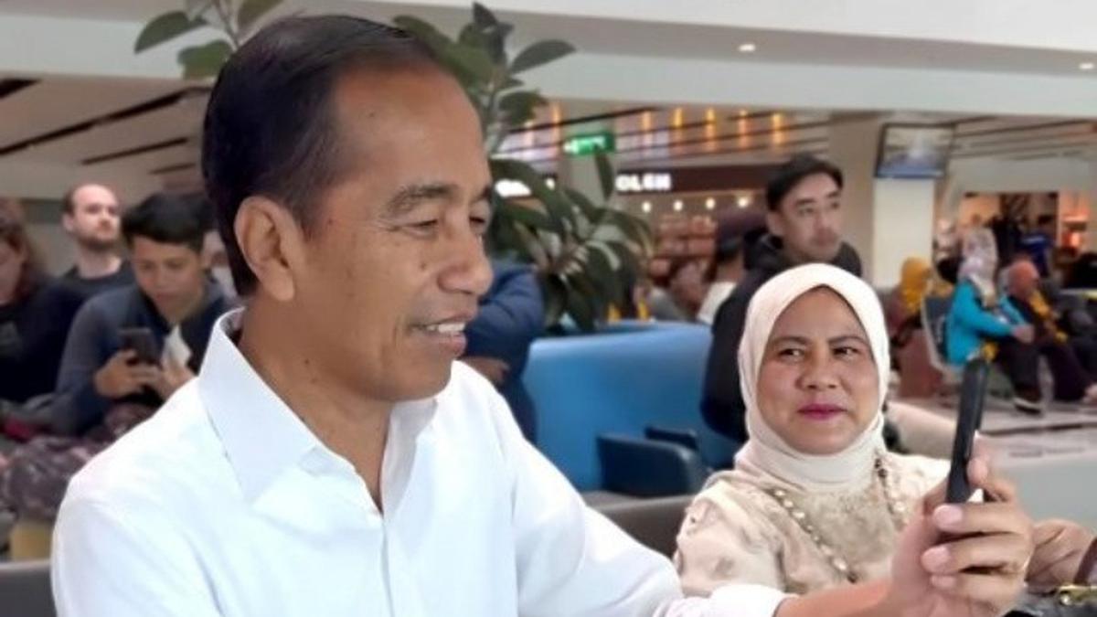 Gaya Mentereng Iriana Naik Pesawat Komersial Bareng Jokowi