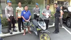 Pelaku curanmor lintas provinsi yang selama aksinya berhasil menggasak setidaknya belasan motor, berhasil dibekuk satuan reskrim polresta Solo, Jawa Tengah. Dalam menjalankan aksinya tersangka berkenalan dan menghipnotis korban agar mau diajak nonton...
