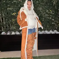 Gaya kehamilan bisa jadi menantang dan menyenangkan, dan Rihanna memilih yang kedua. Menurutnya, ia senang mengekspos perut dan tubuhnya yang semakin berisi (Foto: Instagram @badgalriri)