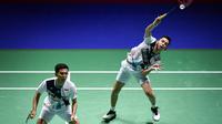 Ganda putra Indonesia Fajar Alfian (kiri) / Muhammad Rian Ardianto (kanan) saat bertanding menghadapi Hendra Setiawan / Mohammad Ahsan pada semifinal Kejuaraan Dunia Bulu Tangkis 2019 di St Jakobshalle, Basel, Swiss, Sabtu (24/8/2019). Hendra / Ahsan melaju ke final. (FABRICE COFFRINI/AFP)