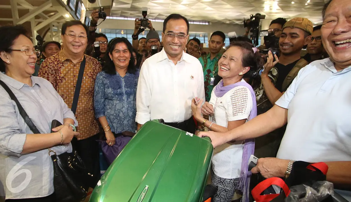 Menteri Perhubungan Budi Karya Sumadi ketika melakukan peninjauan aktivitas Terminal 3 Bandara Soekarno-Hatta di Tangerang, Banten, Selasa (9/8). Terminal 3 Bandara Soetta resmi beroperasi dini hari tadi (Liputan6.com/Immanuel Antonius)