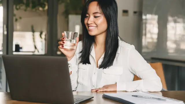 Jaga Kelembaban Kulit dengan Menjaga Asupan Air Mineral