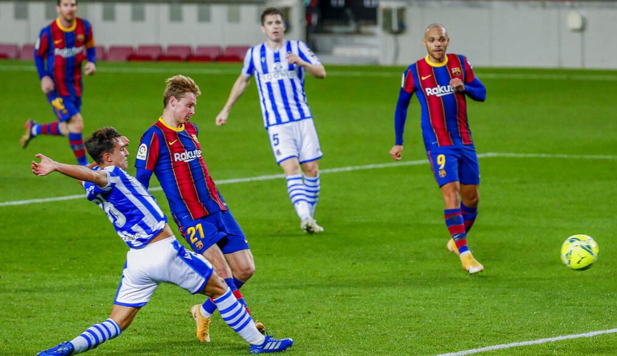 Pemain Barcelona, Frenkie de Jong, melepaskan tendangan ke gawang Real Sociedad pada laga Liga Spanyol di Stadion Camp Nou, Kamis (17/12/2020). Barcelona menang dengan skor 2-1. (AP/Joan Monfort)