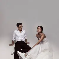 Diabadikan oleh fotografer Hakim Satriyo dan stylist Imelda Untoro, Maudy dan Jesse tampil kompak bergaya klasik dalam balutan busana pengantin serba putih. (Foto: Instagram/maudyayunda)