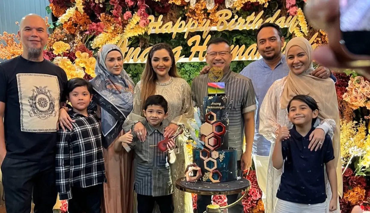 Mulan tampil dengan makeup flawless. Ia hadir bersama Ahmad Dhani yang tampil serba hitam dengan baju. [@meisya_siregar]