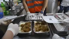 Relawan dari asosiasi Nass el-Khir mengemas kotak makanan sebelum didistribusikan kepada mereka yang membutuhkan selama bulan suci Ramadan di Aljir, Aljazair, Senin (18/5/2020). (RYAD KRAMDI/AFP)