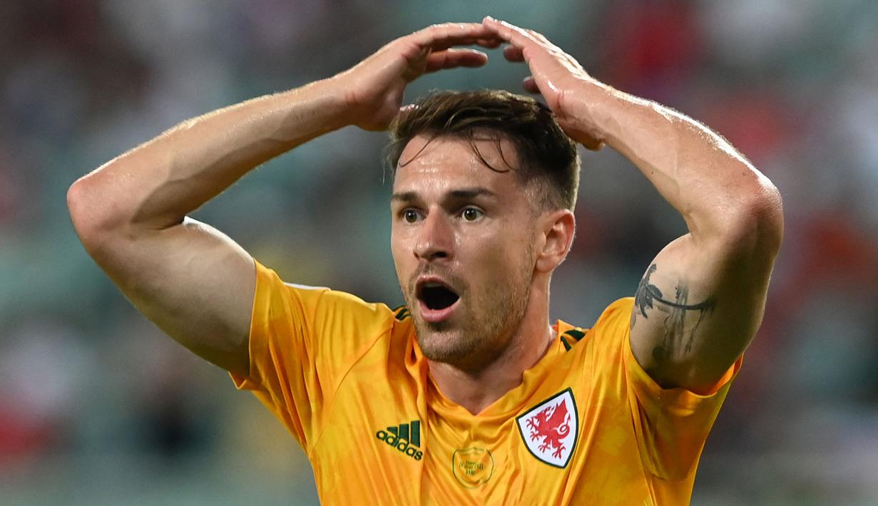 Aaron Ramsey kembali mendapatkan peluang pada menit ke-24. Ramsey yang berdiri bebas di depan gawang gagal mengkonversi umpan Gareth Bale. Tendangannya terlalu deras hingga bola melambung jauh ke atas gawang. (Foto: AFP/Pool/Ozan Kose)