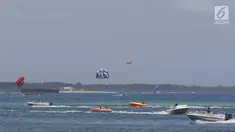 Turis menikmati permainan Parasailing di pantai Nusa Dua Bali, Rabu (10/10). Penyelenggaraan IMF - Bank Dunia Bali 2018 diharapkan dapat memberi imbas lebih baik di Indonesia khususnya sektor pariwisata. (Liputan6.com/Angga Yuniar)