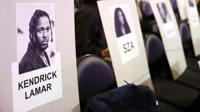 Foto rapper Kendrick Lamar tertempel di tempat duduk untuk perhelatan Grammy Awards 2019 di Staples Center, Los Angeles, Kamis (7/2). Grammy Awards ke-61 diadakan pada 10 Februari pukul 20.00 waktu setempat. (Matt Sayles/Invision/AP)