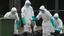 Seorang petugas membuang ayam mati ke plastik hitam sampah di sebuah pasar di Hong Kong, (7/6).  Pihak berwenang memutuskan untuk menangguhkan perdagangan unggas hidup setelah pemeriksaan menunjukkan adanya virus flu burung H7N9. (REUTERS/Bobby Yip)