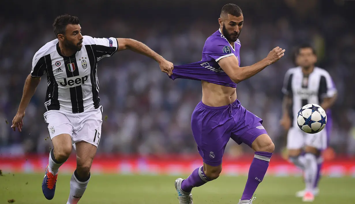 Striker Real Madrid, Karim Benzema, berusaha melewati bek Juventus, Andrea Barzagli, pada laga final Liga Champions di Stadion Stadion Millenium, Cardiff, Sabtu (3/6/2017). Madrid menang 4-1 atas Juventus. (AFP/Filippo Monteforte)