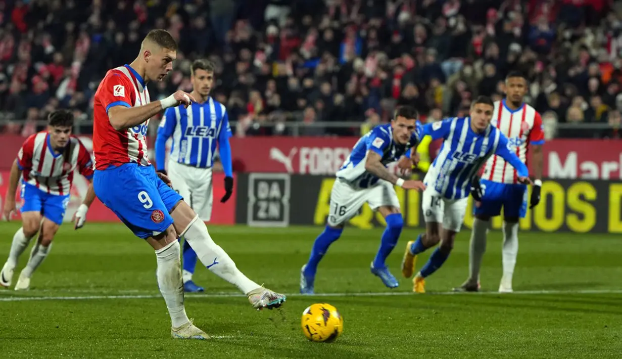 Girona kembali memuncaki klasemen Liga Spanyol setelah menundukkan Alaves dengan skor 3-0. (Pau BARRENA/AFP)