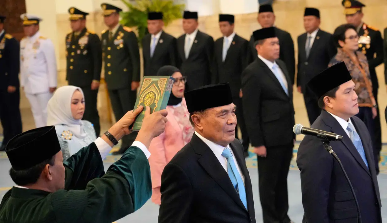 Menteri Koordinator Bidang Politik dan Keamanan, Djamari Chaniago (tengah), dan Menteri Pemuda dan Olahraga, Erick Thohir selama upacara pelantikan di Istana Kepresidenan, Jakarta, Rabu 17 September 2025. (AP Photo/Achmad Ibrahim)