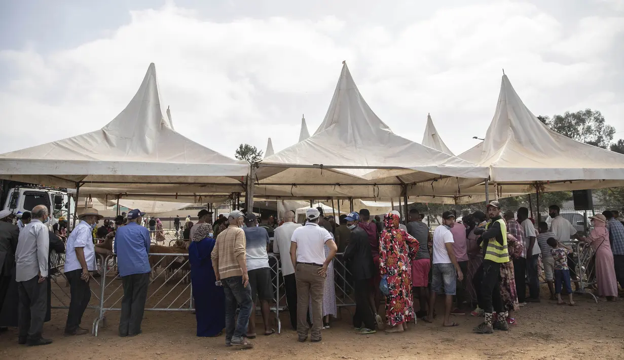 Orang-orang berkumpul untuk membeli domba jelang perayaan Idul Adha di sebuah pasar di pinggiran Rabat, Maroko, Kamis (30/7/2020). (AP Photo/Mosaab Elshamy)