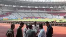 Ketua Umum PSSI, Erick Thohir (kedua kanan) berbincang dengan Sekjen Yunus Nusi saat meninjau kesiapan Stadion Utama Gelora Bung Karno (SUGBK), Senayan, Jakarta, Rabu (05/06/2024) jelang laga Grup F Kualifikasi Piala Dunia 2024. (Bola.com/M Iqbal Ichsan)
