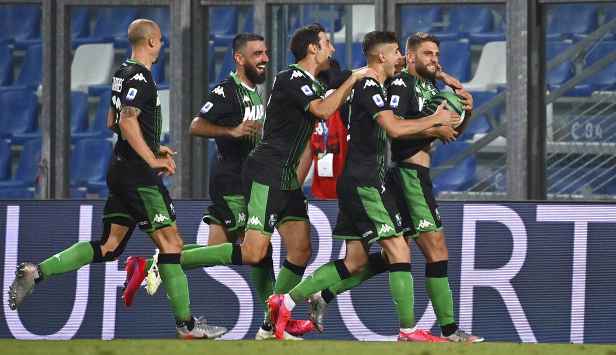 Para pemain Sassuolo merayakan gol yang dicetak oleh Domenico Berardi ke gawang Juventus pada laga Serie A di Stadion Mapei, Rabu (15/7/2020). Kedua tim bermain imbang 3-3. (Massimo Paolone/LaPresse via AP)