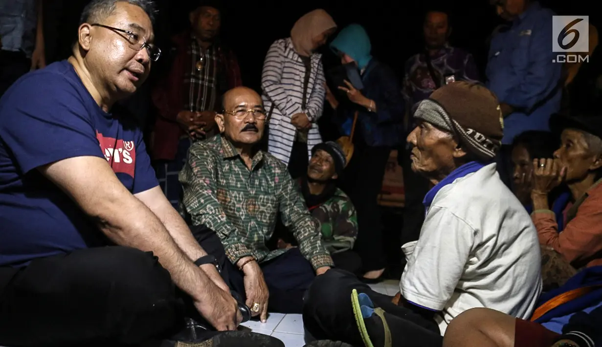 Mendes PDTT, berbincang dengan pengungsi Gunung Agung di UPTD Pertanian, Karangasem, Bali Sabtu (7/7). Kunjungannya ke kamp pengungsian juga memberikan bantuan sandang pangan dan papan. (Liputan6.com/HO/Hasan)