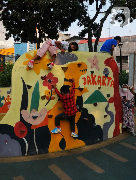 Taman Literasi Martha Christina Tiahahu menjadi salah satu tempat favorit warga Ibu Kota Jakarta untuk menghabiskan libur akhir pekan. (merdeka.com/Imam Buhori)