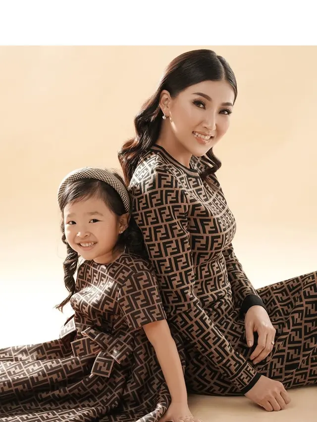7 Potret Sarwendah Pakai Baju Couple dengan Kedua Putrinya, Kompak Banget