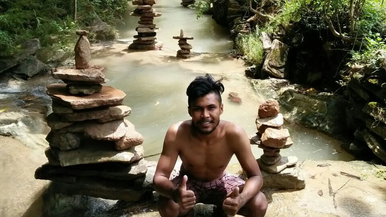 Tony Sunaryo Warga Brongkol iseng susun batu sungai jadi batu bertumpuk