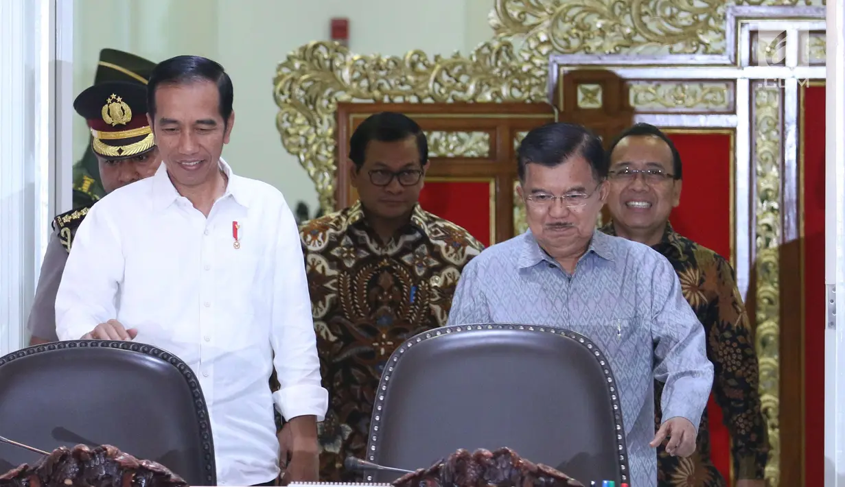 Presiden Joko Widodo didampingi Wakil Presiden Jusuf Kalla tiba untuk memimpin rapat terbatas di kantor presiden, Jakarta, Selasa (22/5). (Liputan6.com/Angga Yuniar)