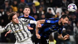 Pemain Juventus Federico Chiesa (kiri) berebut bola dengan pemain Inter Milan Francesco Acerbi (kanan) pada pertandingan sepak bola Liga Italia di Juventus Stadium, Turin, Italia, 6 November 2022. Juventus membungkam Inter Milan dengan skor 2-0. (Marco Alpozzi/LaPresse via AP)