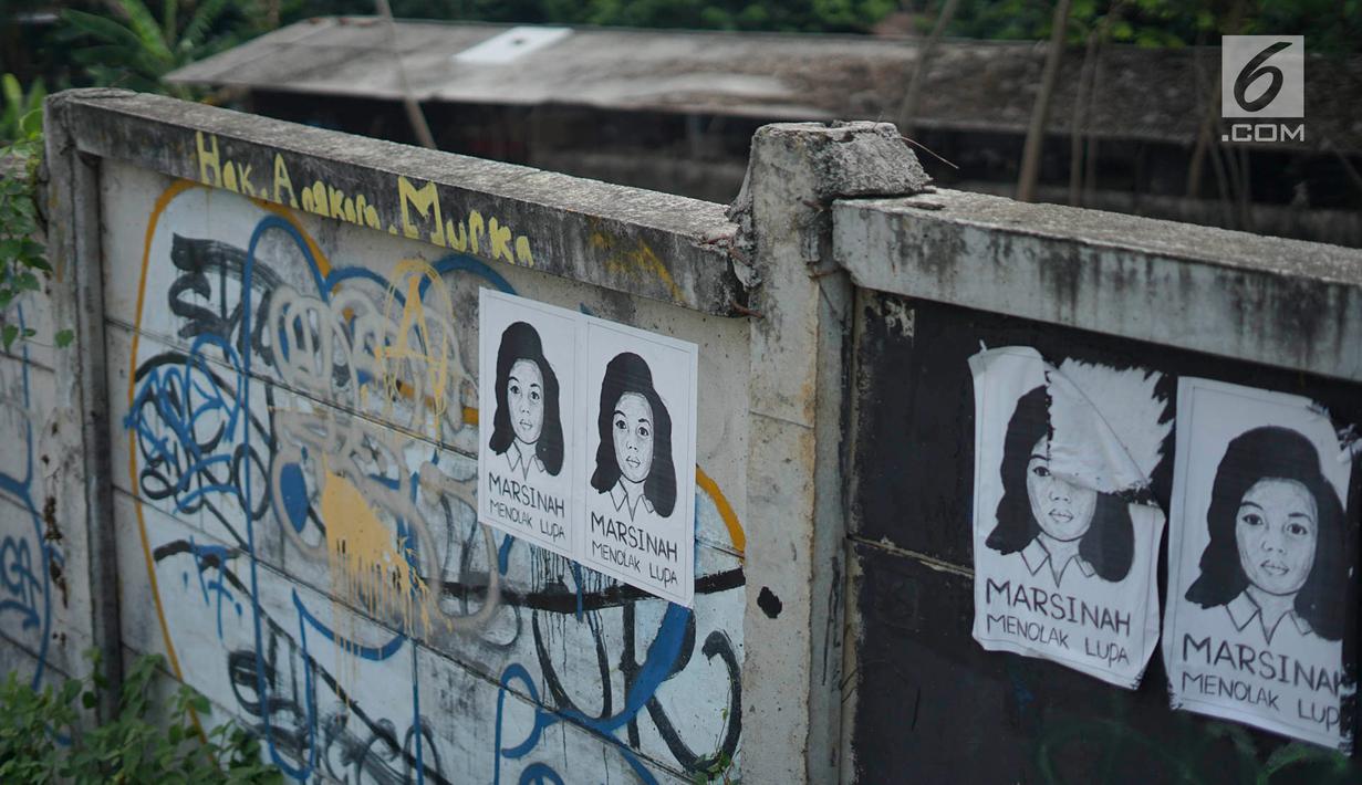 Poster bergambar aktivis Marsinah tertempel pada pagar di kawasan Beji, Depok, Jawa Barat, Selasa (18/6/2019). Poster tersebut mengingatkan masyarakat masih ada pekerjaan rumah pemerintah berupa pelanggaran HAM berat yang belum tuntas hingga kini. (Liputan6.com/Immanuel Antonius)