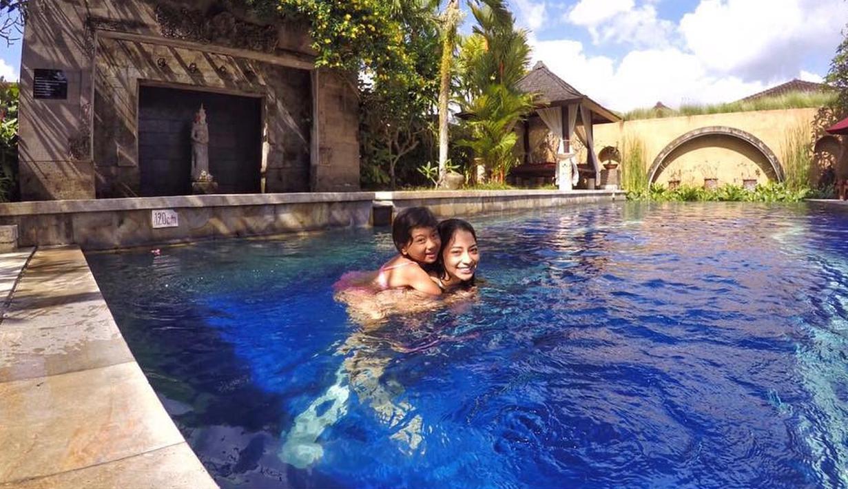 8 Foto Seksi Artis Indonesia Saat Berendam di Kolam Renang ...
