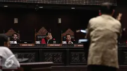 Ketua MK, Arief Hidayat saat memimpin sidang  ke-4 di Mahkamah Konstitusi, Jakarta, Selasa (14/6). Sidang tersebut untuk menentukan nasib pengesahan PPP Muktamar Jakarta yang dipimpin Ketua Umum Djan Faridz. (Liputan6.com/Faizal Fanani)