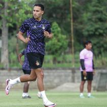 Ezra Walian bertekad meraih gelar juara bersama Persik Kediri, seperti dilakukannya di Persib Bandung musim lalu. (Bola.com/Gatot Sumitro)